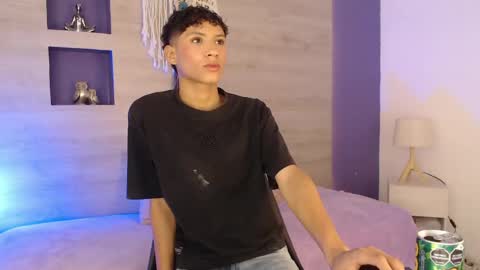 Snapshot of velvet_an chatting on May 2026 03:33:01 AM An online show from May 2026 03:33:01 AM