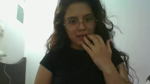 velvet_moon_v online show from April 2026 10:42:02 PM