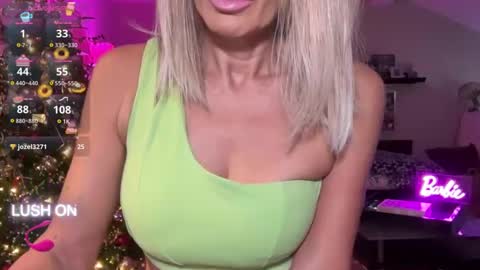 Snapshot of velvetbarbie chatting on December 2024 06:22:02 PM VelvetBarbie online show from December 2024 06:22:02 PM