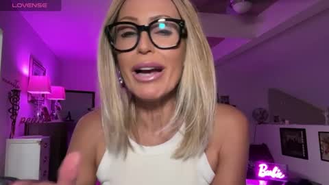 Snapshot of velvetbarbie chatting on January 2025 06:03:01 AM VelvetBarbie online show from January 2025 06:03:01 AM