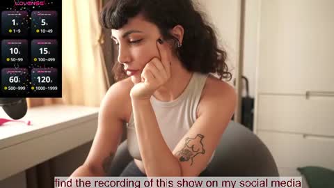 Snapshot of venus_in_jeans chatting on June 2026 11:14:01 AM Bella online show from June 2026 11:14:01 AM