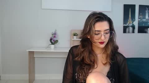 Mia online show from October 2025 01:14:01 PM