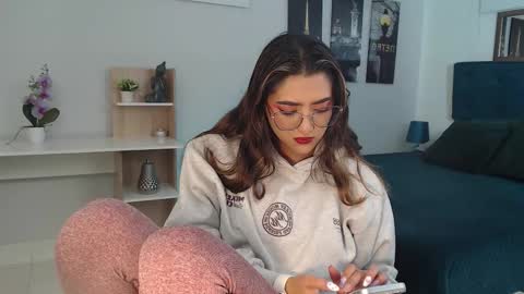 Mia online show from October 2025 12:40:02 PM