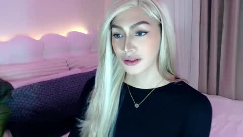 Venus Sunrise Bombshell online show from April 2026 07:17:02 PM