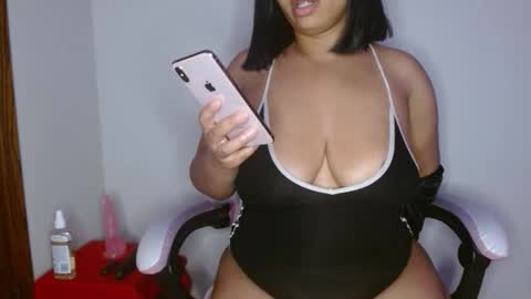 vibe_xxxo online show from May 2026 05:01:02 AM