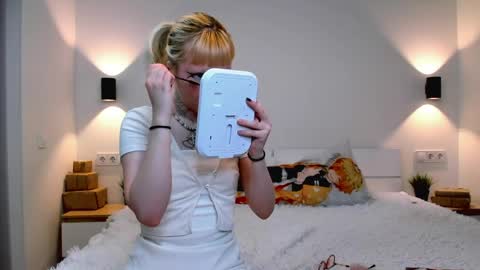 Snapshot of vickeyobst chatting on April 2026 05:07:02 AM EliQueen online show from April 2026 05:07:02 AM