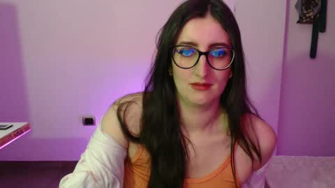 Victoria online show from November 2025 09:02:02 PM