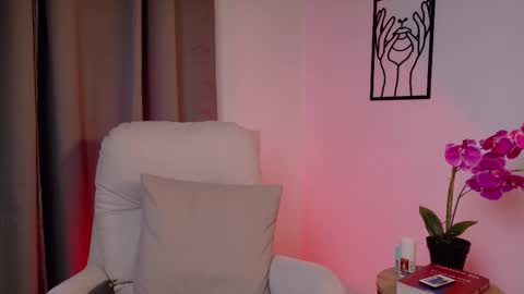 VictoriaNova online show from December 2025 08:06:01 PM