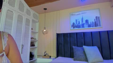 Viiolett online show from November 2025 08:11:02 PM