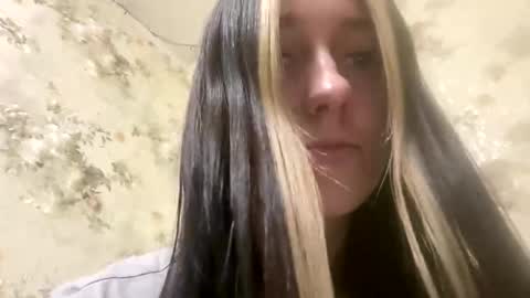 Snapshot of viktoria9898 chatting on April 2026 12:52:02 AM Sweett online show from April 2026 12:52:02 AM