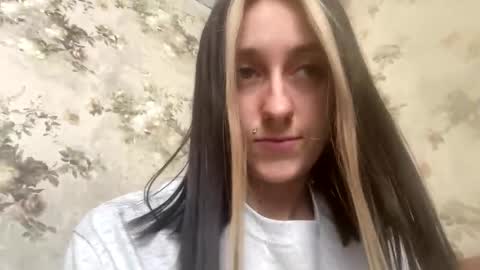 Snapshot of viktoria9898 chatting on April 2026 09:48:01 AM Sweett online show from April 2026 09:48:01 AM