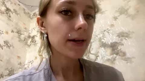 Snapshot of viktoria9898 chatting on May 2026 11:12:03 PM Sweett online show from May 2026 11:12:03 PM