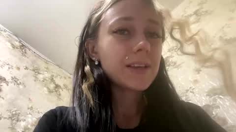 Snapshot of viktoria9898 chatting on May 2026 12:18:02 AM Sweett online show from May 2026 12:18:02 AM