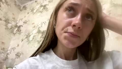 Snapshot of viktoria9898 chatting on June 2026 02:01:02 AM Sweett online show from June 2026 02:01:02 AM