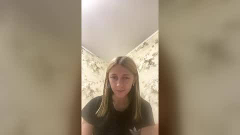 Snapshot of viktoria9898 chatting on June 2026 12:33:01 AM Sweett online show from June 2026 12:33:01 AM