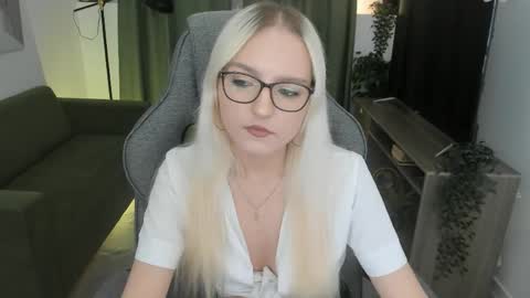 Snapshot of violamore chatting on April 2026 06:08:02 PM violamore online show from April 2026 06:08:02 PM
