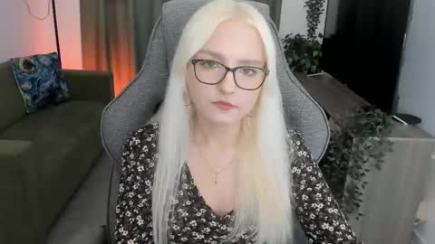 Snapshot of violamore chatting on May 2026 05:28:02 PM violamore online show from May 2026 05:28:02 PM