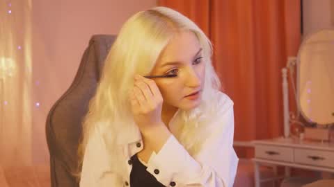 Snapshot of violamore chatting on May 2026 05:30:02 PM violamore online show from May 2026 05:30:02 PM
