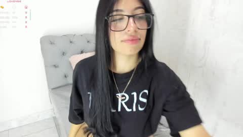 Snapshot of violet_rose_8 chatting on June 2026 05:46:01 PM Violet online show from June 2026 05:46:01 PM