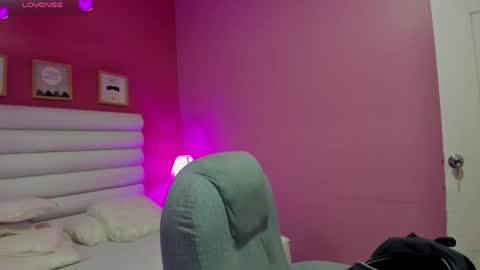 Snapshot of violet_sinclair chatting on June 2026 11:14:01 AM violet_sinclair online show from June 2026 11:14:01 AM