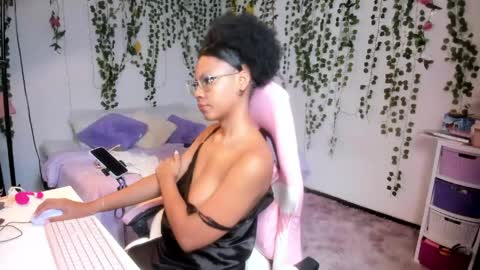 Snapshot of violeta_miler_ chatting on May 2026 05:42:04 PM Violeta online show from May 2026 05:42:04 PM