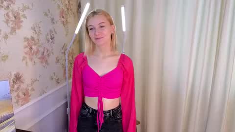 Mia online show from October 2025 03:18:02 AM