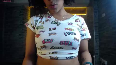 violeth_b online show from October 2025 01:31:01 PM