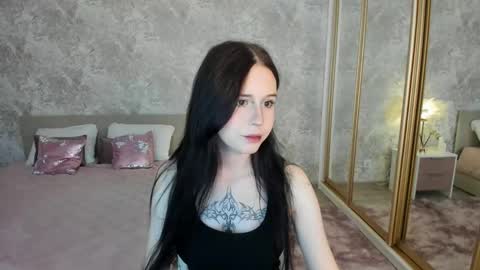 violetharmee online show from May 2026 04:17:01 AM