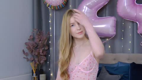 Snapshot of violetswone chatting on January 2025 05:42:02 AM VioletSwone online show from January 2025 05:42:02 AM