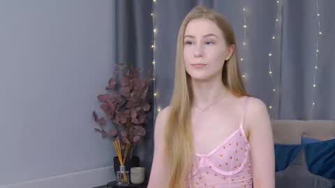Snapshot of violetswone chatting on February 2025 12:52:02 PM VioletSwone online show from February 2025 12:52:02 PM