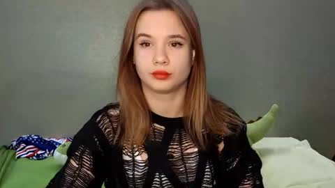 Mia online show from October 2025 10:05:02 AM