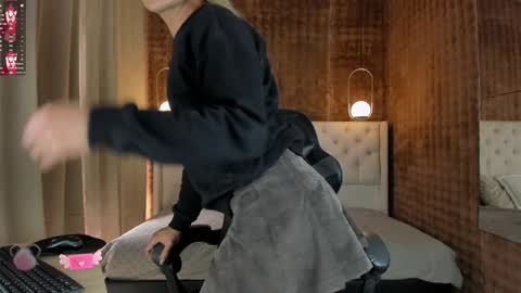 VittaaaPlease help me with your thumbs up its important  online show from January 2025 01:38:02 PM