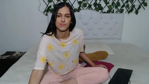Snapshot of vivianalatin chatting on April 2026 12:20:01 PM instagram Viviana73215 online show from April 2026 12:20:01 PM