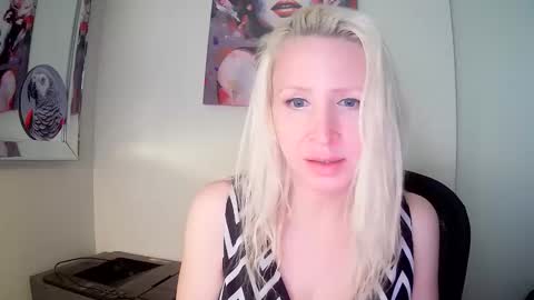 Snapshot of vivians_roses chatting on December 2025 05:07:01 PM Vivians Roses online show from December 2025 05:07:01 PM