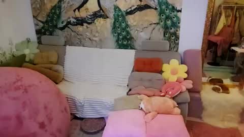 Emilia inst  online show from November 2025 06:18:02 PM