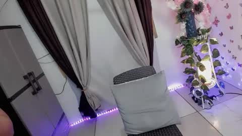 Hi Im LOVIE Please dont forget to follow and thumbs up me online show from October 2025 04:49:01 PM