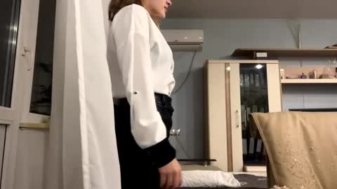 Polly online show from November 2025 04:05:01 PM