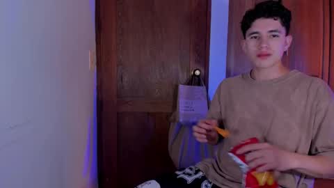 whos_he online show from December 2025 08:16:02 PM