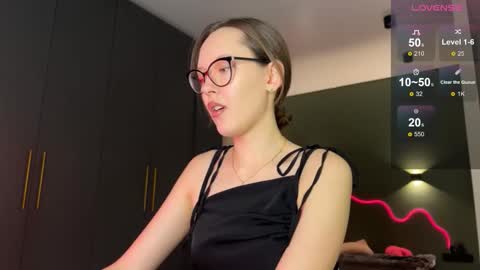 Isobelle online show from October 2025 03:18:02 PM