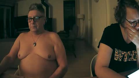 woodwurm and Snoeske online show from December 2025 06:30:02 AM