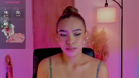 Snapshot of ximena_sotto1 chatting on January 2025 04:33:02 AM camila online show from January 2025 04:33:02 AM