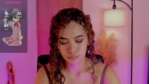 Snapshot of ximena_sotto1 chatting on February 2025 07:59:01 PM camila online show from February 2025 07:59:01 PM