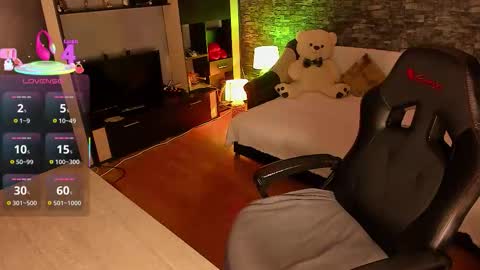 Lara online show from November 2025 09:57:02 PM