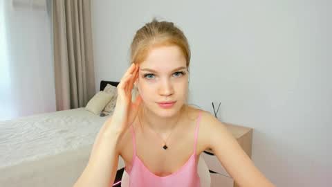 Snapshot of xloe_queen chatting on May 2026 09:05:01 AM Chloe online show from May 2026 09:05:01 AM