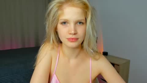 Snapshot of xloe_queen chatting on August 2026 02:08:01 PM Chloe online show from August 2026 02:08:01 PM