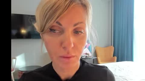 xvaleriax0 online show from September 2025 01:00:01 PM