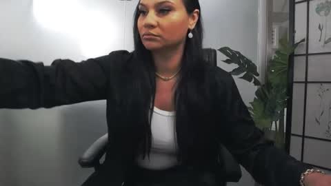 Snapshot of yaraxcox chatting on June 2026 04:04:02 AM Yara online show from June 2026 04:04:02 AM