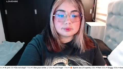 Snapshot of yini_angel07 chatting on April 2026 02:47:01 AM hii i am yini online show from April 2026 02:47:01 AM