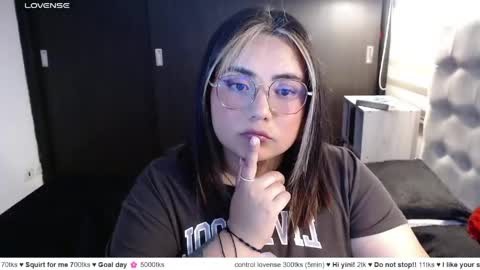 Snapshot of yini_angel07 chatting on May 2026 01:11:02 AM hii i am yini online show from May 2026 01:11:02 AM