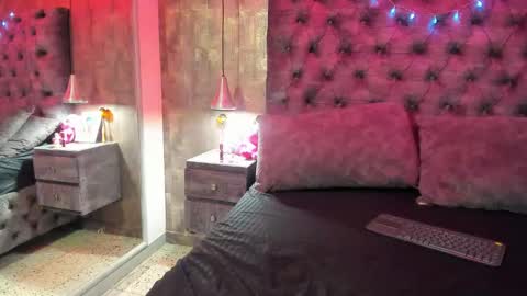 yiyisandoval online show from November 2025 07:45:02 PM